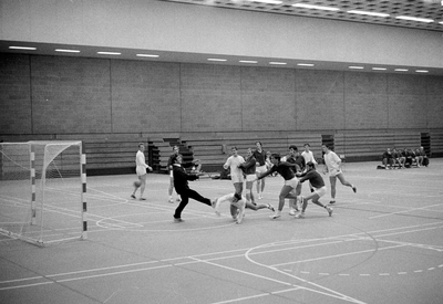 127101 Afbeelding van de eerste sportwedstrijd (handbal) in de nieuwe sporthal Catharijne (Jaarbeursplein 21) te Utrecht.